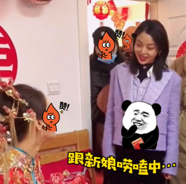 35歲辛芷蕾回老家參加婚禮！與新娘熱情聊天捂嘴笑，門口圍滿了人