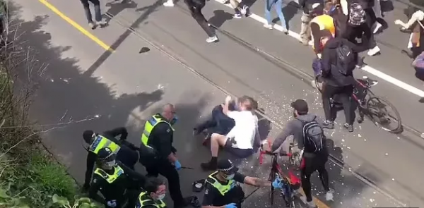 澳大利亞亂了!為反疫苗太瘋狂,抗議者圍攻警察,騎警街頭衝鋒 澳大利亞亂了!為反疫苗太瘋狂,抗議者圍攻警察,騎警街頭衝鋒