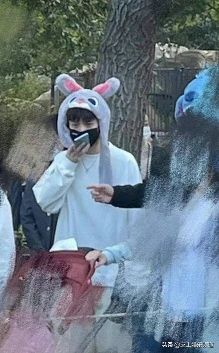 網友偶遇鄧超孫儷鹿晗陳赫同遊迪士尼,感覺娘娘更像是外來戶 網友偶遇鄧超孫儷鹿晗陳赫同遊迪士尼,感覺娘娘更像是外來戶