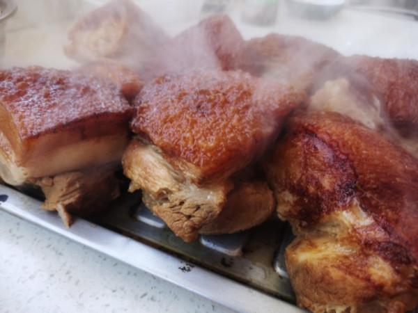 7小時燉6碗！北方大姐過年在家做梅乾菜扣肉，和你那做法一樣不？