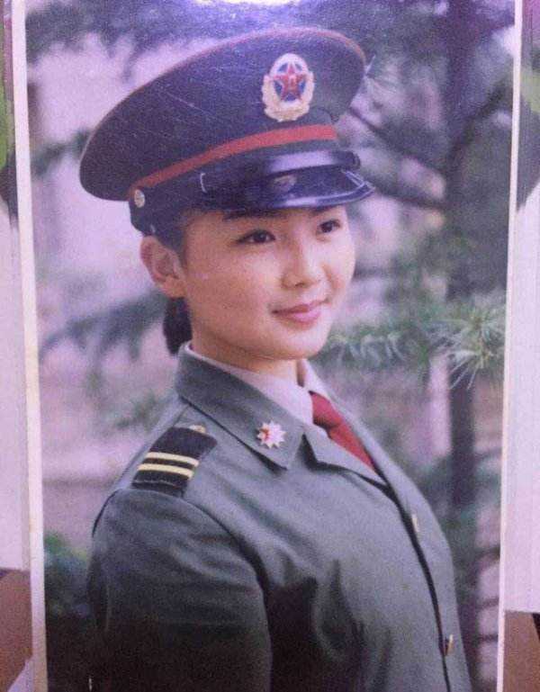 女明星軍裝造型有多浮誇？有人不捨大紅唇，有人腳踩10公分高跟
