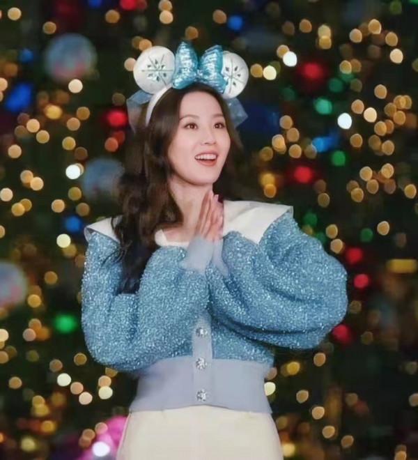 劉詩詩美成迪士尼公主！雪夜露天鵝頸不怕凍，卻被玲娜貝兒搶風頭