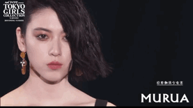 記得三吉彩花嗎？周杰倫《說好不哭》MV中的女主角，亮眼了