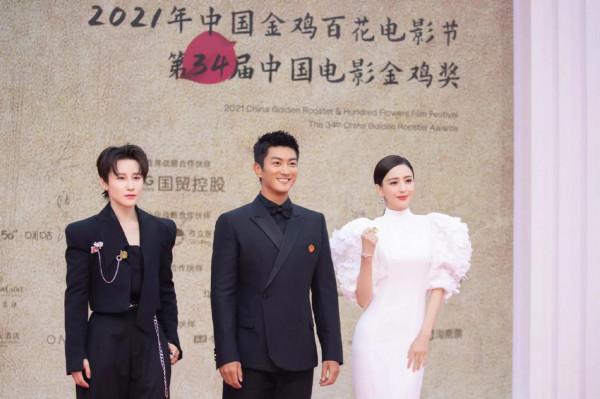 佟麗婭，膚白貌美，優雅綻放