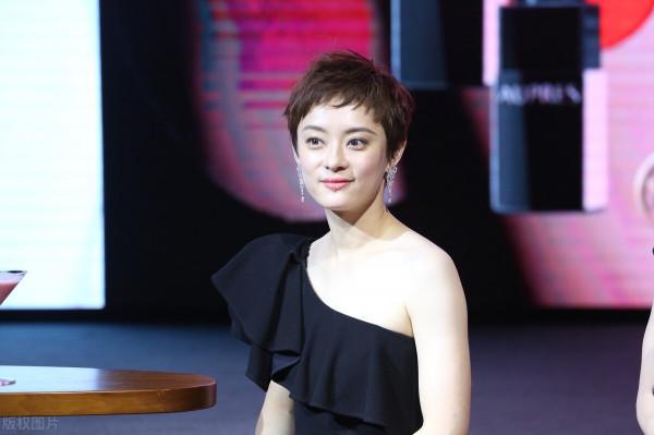 被鄧超圈粉了，郎才女貌，愛了，愛了……