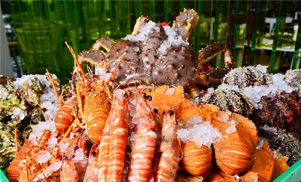 這裡享有“中國馬爾地夫”的美稱 蔚藍的地間沐浴陽光，飽覽海景