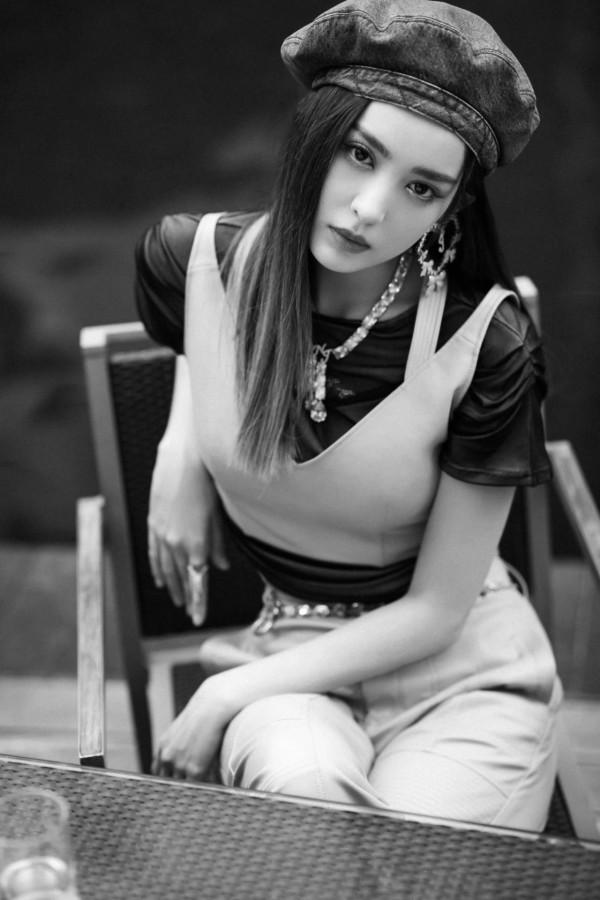 古力娜扎美圖,頭戴貝雷帽,身穿米色皮衣套裝,精緻美颯 古力娜扎美圖,頭戴貝雷帽,身穿米色皮衣套裝,精緻美颯