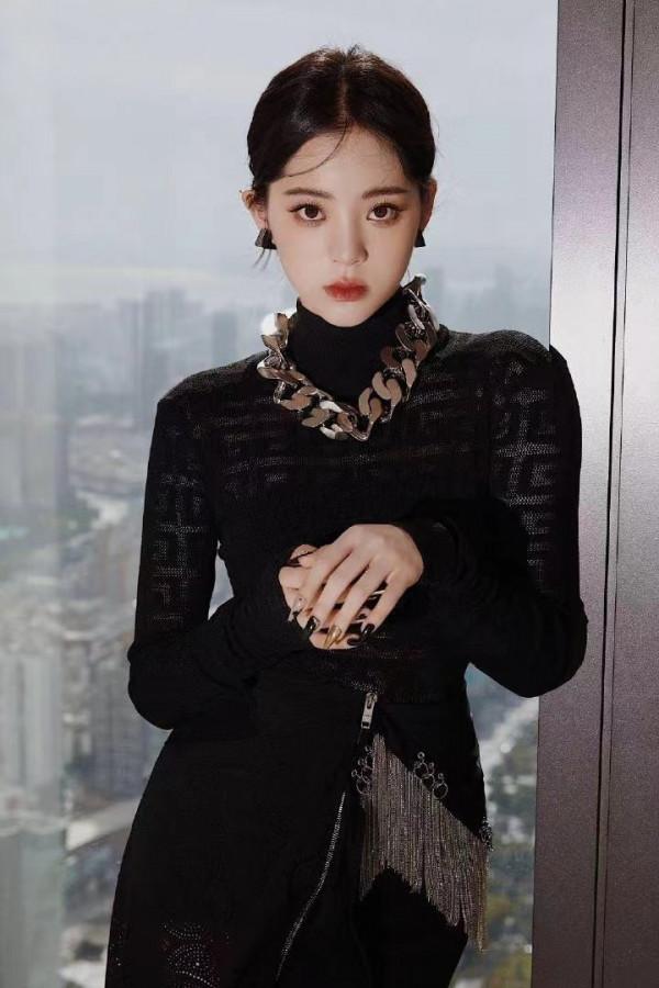 歐陽娜娜終於出爆火的“千金妝”教程了!素顏懟臉拍,妝容全曝光 歐陽娜娜終於出爆火的“千金妝”教程了!素顏懟臉拍,妝容全曝光