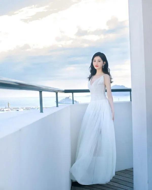 景甜白裙美照