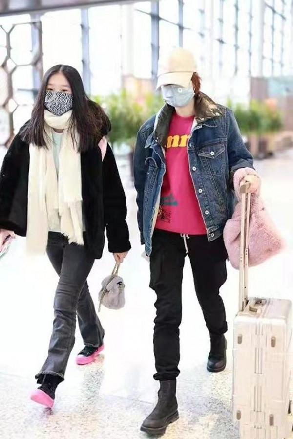 馬伊琍女兒怎麼突然胖了！穿皮草走機場變富二代，比媽媽還有範