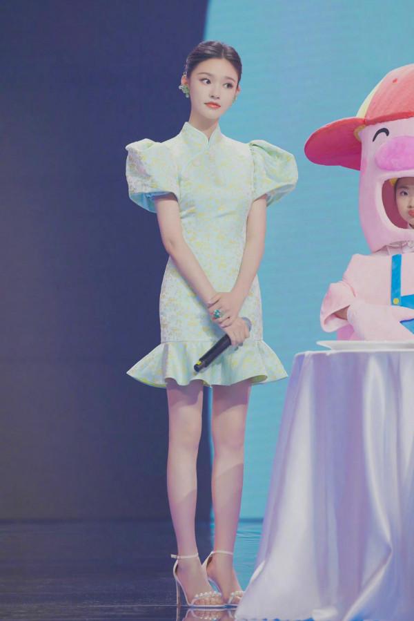 大灣區中秋晚會:溫碧霞露肩撩人,趙麗穎又仙又欲,舒淇驚豔全場 大灣區中秋晚會:溫碧霞露肩撩人,趙麗穎又仙又欲,舒淇驚豔全場