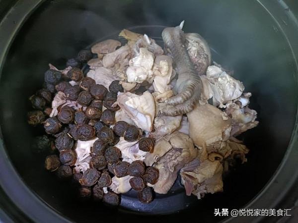 冬天降溫，常用這菜燉雞肉，溫和滋補又驅寒，孩子多喝增強體質