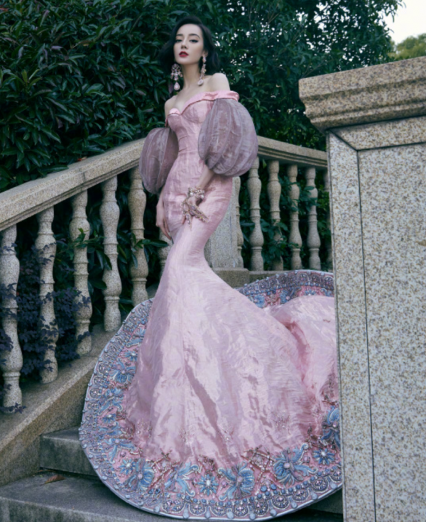 85花同場比拼來了！楊冪連換三套迎戰，劉詩詩咖位不穩，唐嫣翻車