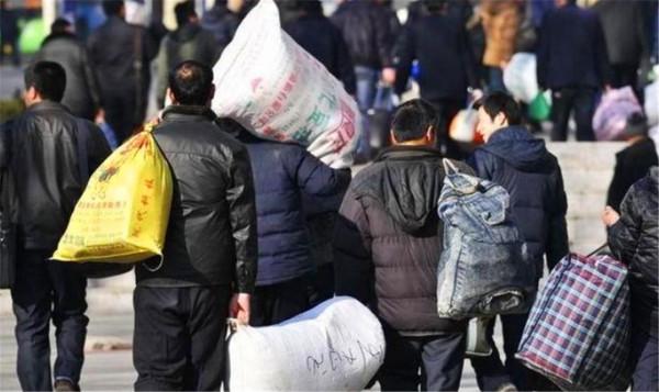 塑膠桶是焊死在農民工手上的嗎？蛇皮袋是沒了，這個為啥還在？