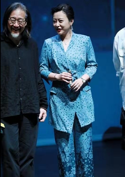 郝蕾穿西裝出席活動，未修圖雙下巴明顯，好在打扮優雅，仍驚豔了