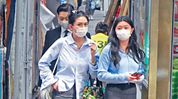 53歲邱淑貞攜女兒逛街,穿襯衫配拖鞋隨性又時髦,身材比女兒還好 53歲邱淑貞攜女兒逛街,穿襯衫配拖鞋隨性又時髦,身材比女兒還好