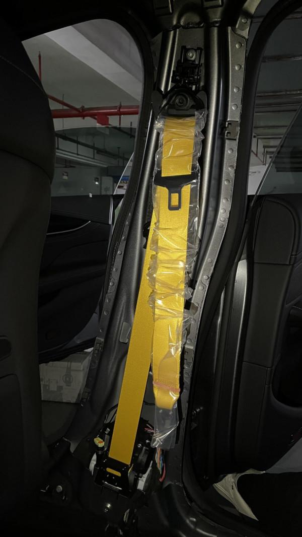 蘋果樹的徽章，賓士GT50改裝GT63 S先型特別版包圍、黃色安全帶