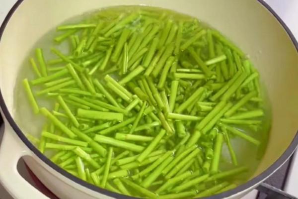 炒黎蒿過水炒還是直接炒？教你正確做法，脆嫩爽口顏色碧綠不發黑