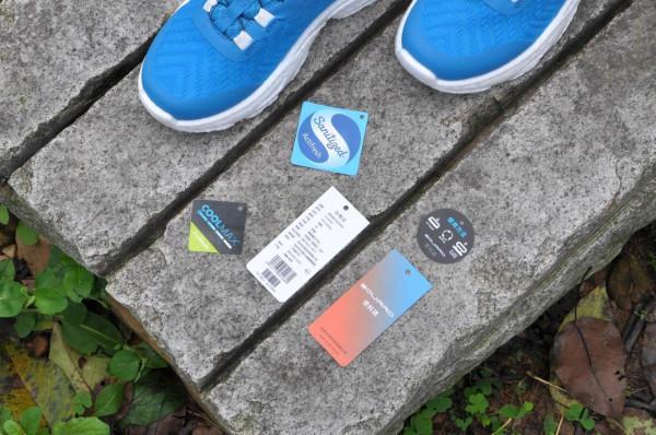 這是一雙適合中大童的跑鞋,輕彈透氣,旋鈕繫帶更方便穿脫 這是一雙適合中大童的跑鞋,輕彈透氣,旋鈕繫帶更方便穿脫