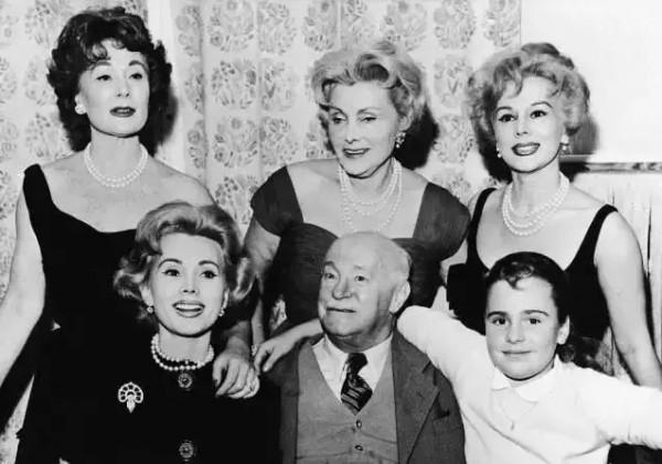 一生結婚九次,越嫁越富,出書撩漢,好萊塢頂級貴婦的一生 一生結婚九次,越嫁越富,出書撩漢,好萊塢頂級貴婦的一生