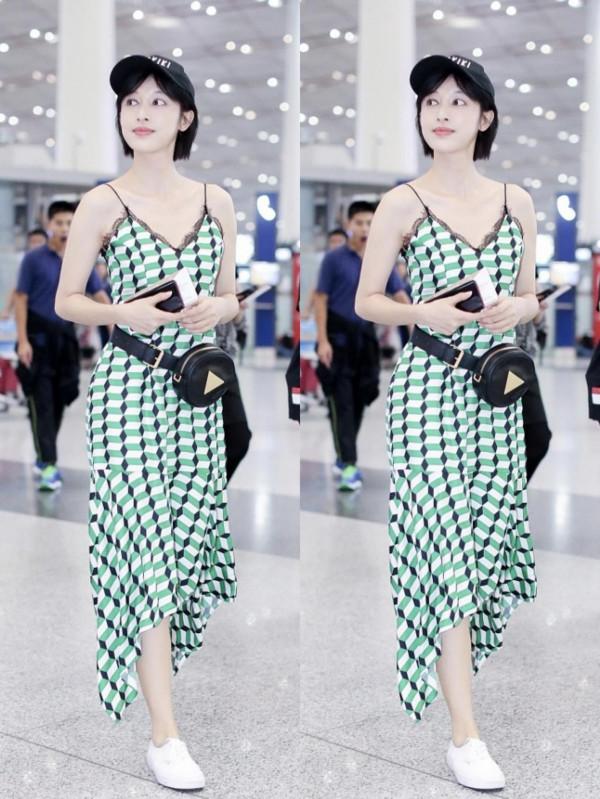 張儷的造型看著真清涼，一襲綠白格子吊帶裙，膚色白皙氣質好文藝