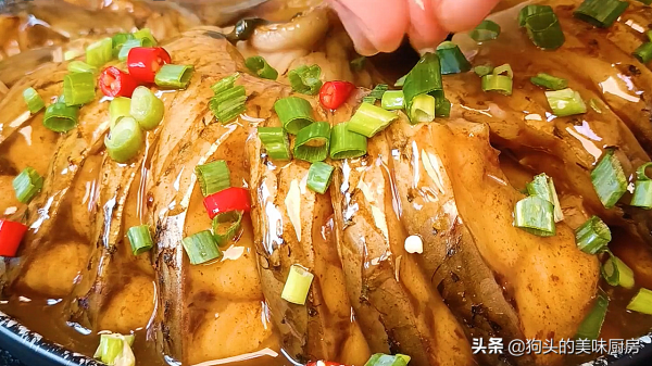 把一條魚放進電飯鍋裡，不加一滴水，出鍋太香了，肉嫩味道香