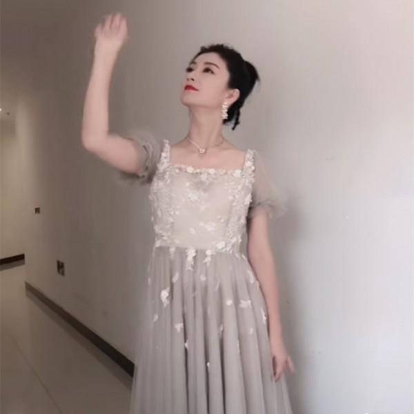 38歲沈眉莊斕曦跳舞!模仿三星堆像廣播體操,自嘲有點對不起舞蹈 38歲沈眉莊斕曦跳舞!模仿三星堆像廣播體操,自嘲有點對不起舞蹈