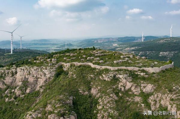無人機看到濟南一山頂上佈滿了洞口,山下的村民也不知道始於何時 無人機看到濟南一山頂上佈滿了洞口,山下的村民也不知道始於何時