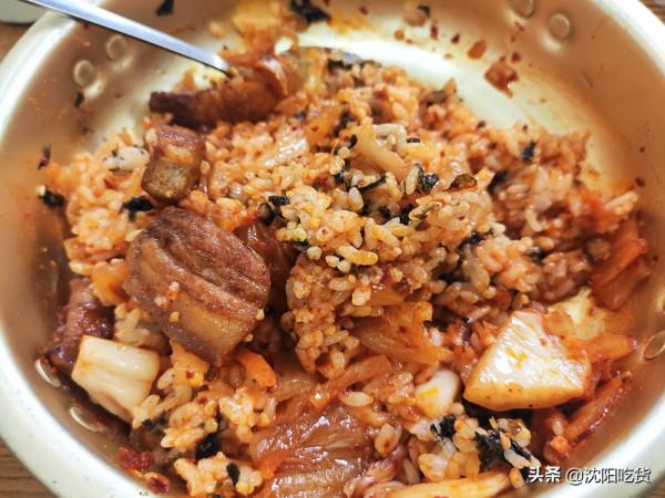 不是西塔味兒的醬湯，泡飯配免費自助小菜，最後喝得一滴不剩