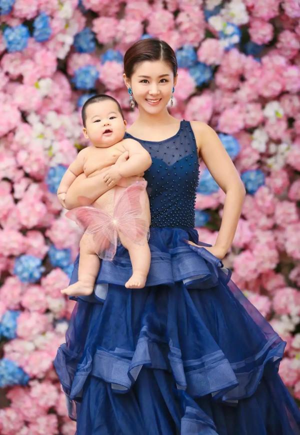 演員王雷同老婆李小萌及孩子美照