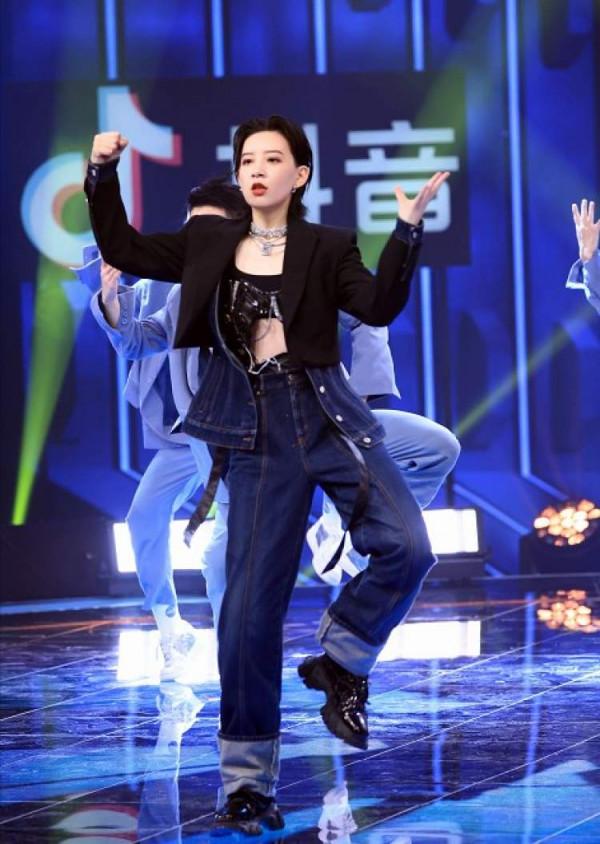 沈騰亮相《蒙面舞王》盛典之夜，容祖兒、黃聖依、贊多等全員揭面表演