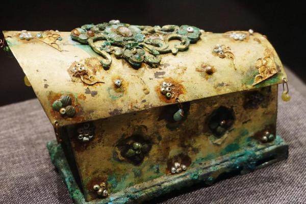 陝西一地出土皇帝珍寶，慘遭當地村民哄搶，它們為何會出現在這裡