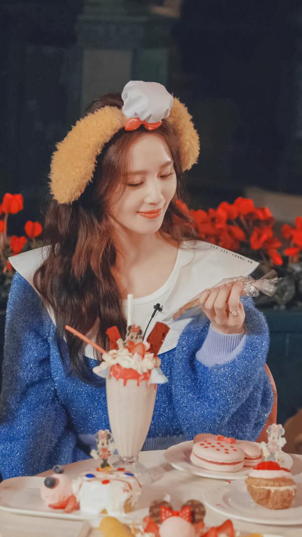 劉詩詩迪士尼適配度也太高了吧!真的不是童話現場嗎? 劉詩詩迪士尼適配度也太高了吧!真的不是童話現場嗎?