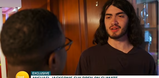 邁克爾傑克遜藏得最深的兒子公開露面，長髮臉龐一眼勾起舞王回憶