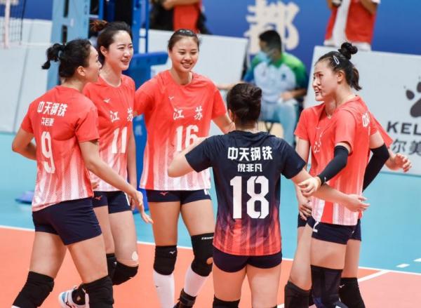 女排新晉一姐，帶隊強勢逆轉贏球后，張常寧為何會抱住丁霞痛哭？