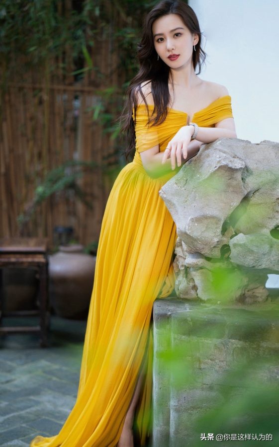 劉詩詩穿黃色開叉裙代言歐米伽