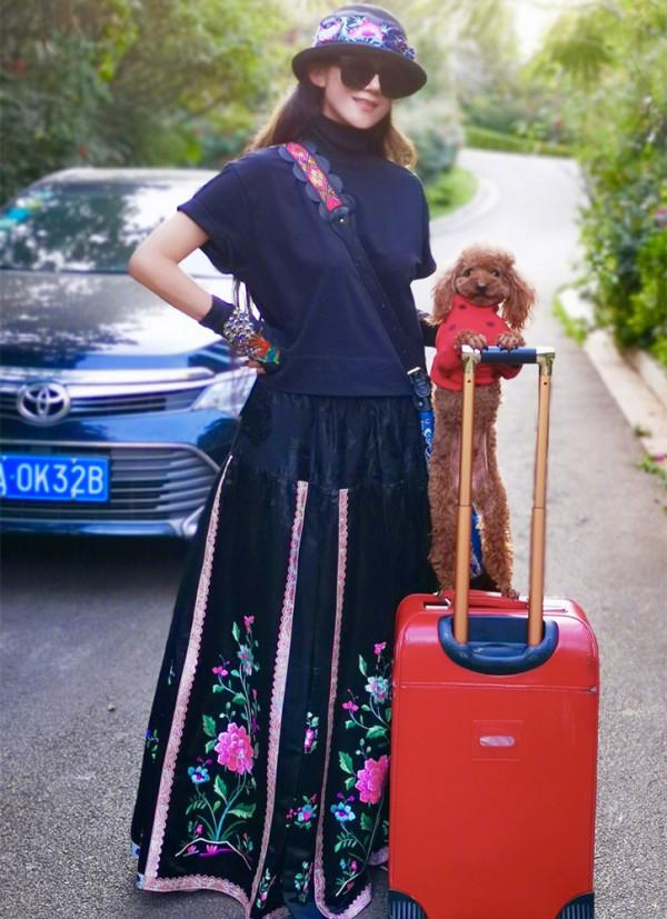 楊麗萍姊妹仨罕見聚會，三朵金花都是民族風打扮，模樣似複製貼上