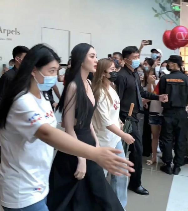 娜扎關曉彤出席同場活動對比明顯，一個像公主，一個像司儀