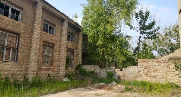 山東蒙陰軍工廠遺址，建築完好卻空無一人，獨自遊覽感觸頗多