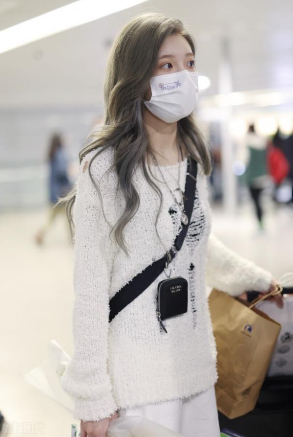 沈夢瑤穿米白色破洞毛衣搭配白色闊腿褲,斜挎黑色包甜美可愛 沈夢瑤穿米白色破洞毛衣搭配白色闊腿褲,斜挎黑色包甜美可愛