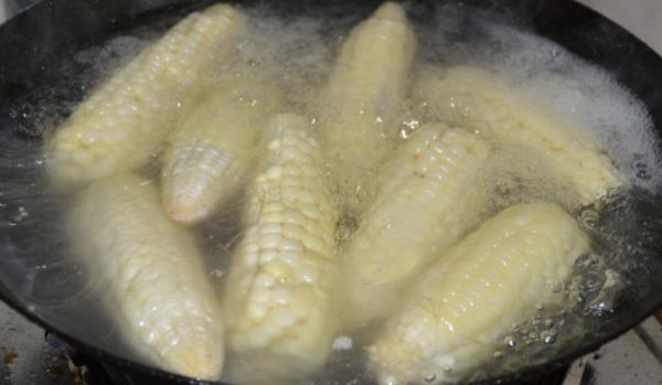 煮玉米時別隻放清水煮，多加這2種調料，玉米個個香甜軟糯又好吃