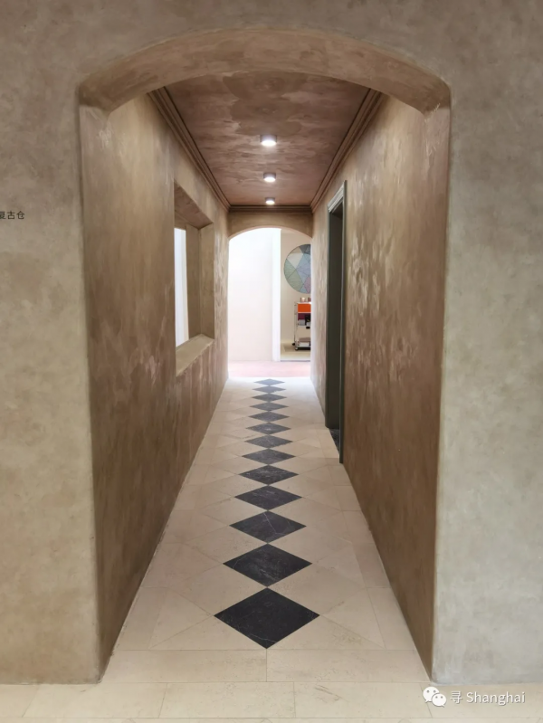 在莫蘭迪色的洋房裡看中古傢俱展