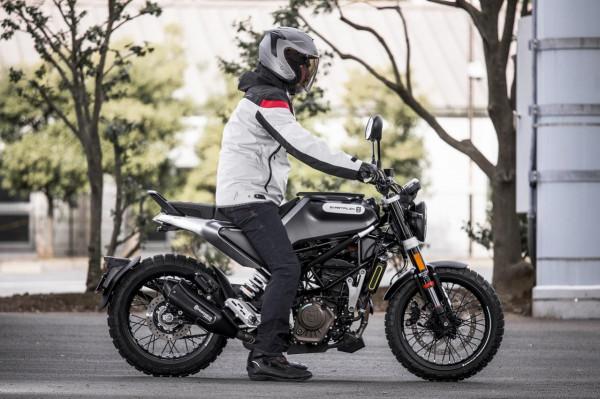 試駕測評胡思瓦納Svartpilen 125摩托車，輕鬆駕駛是它的一大魅力