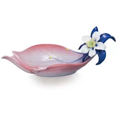 瓷器花樣新玩法,美得讓人目不轉睛。(法藍瓷) 瓷器花樣新玩法,美得讓人目不轉睛。(法藍瓷)