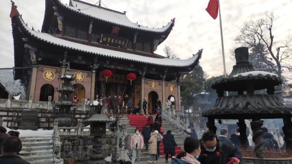 「影片」小羊趣Vlog &vert; 95後春節日記：去九華山看雪吧！登山祈福迎新春