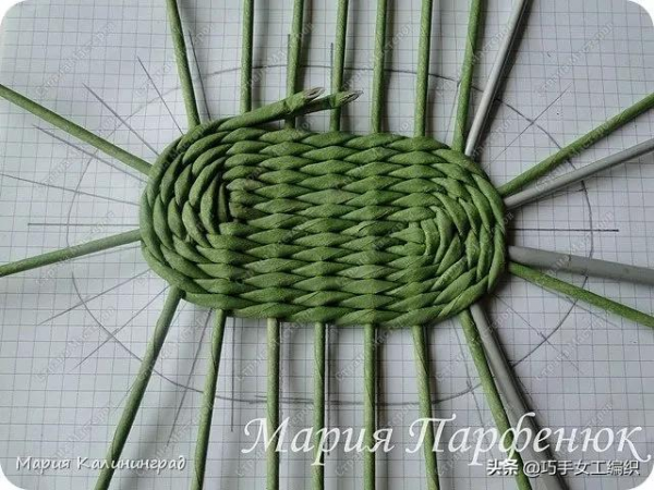 舊報紙雜誌不要扔，捲成紙棍這樣編，收納太強大了