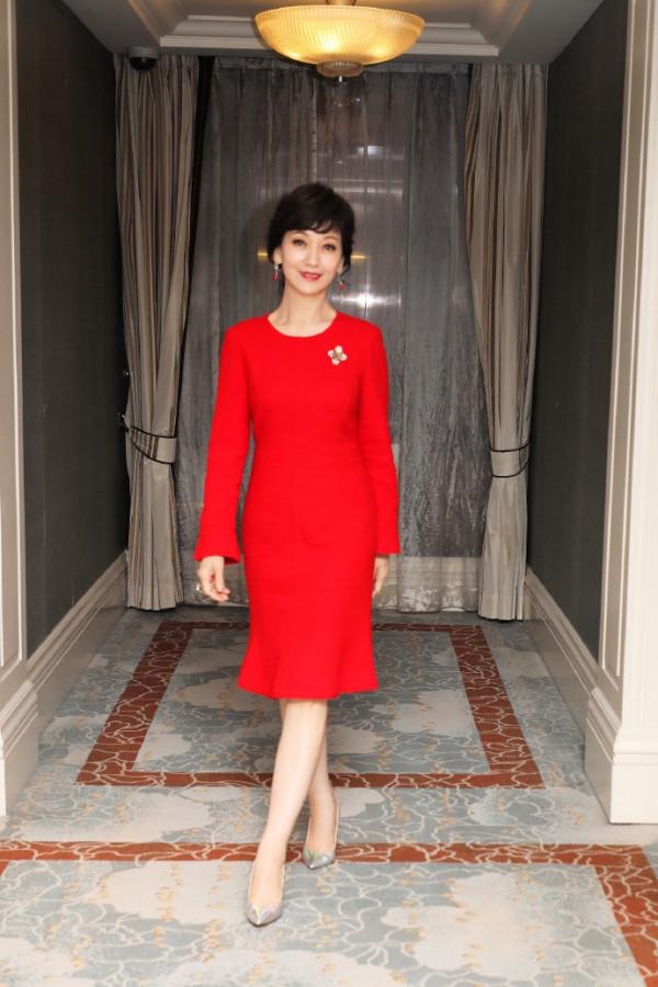 64歲趙雅芝真美!穿一條娃娃領長裙嫩回24歲,這氣質我服了 64歲趙雅芝真美!穿一條娃娃領長裙嫩回24歲,這氣質我服了