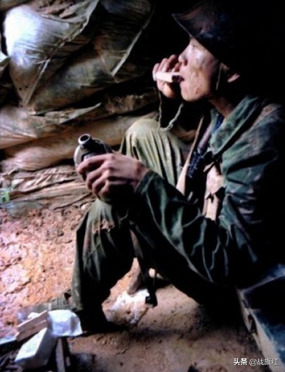 老山陣地，罐頭盒深夜有響動！班長痛打越軍特工，榮立一等功