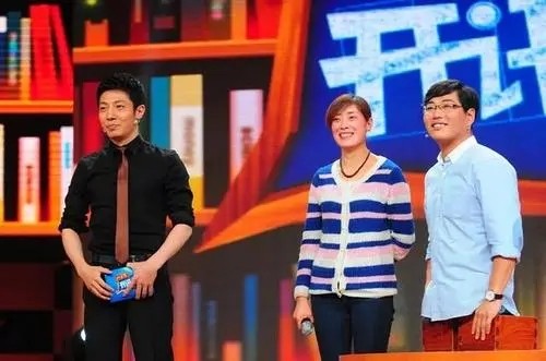 流浪歌手沒雙腿沒文化，卻娶了健康漂亮女孩活成勵志人物，他憑啥