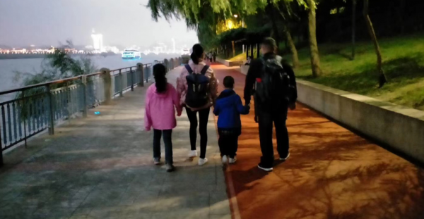 34歲湖南女子，為替丈夫還債辭去教師工作，獨闖上海4年賺80萬